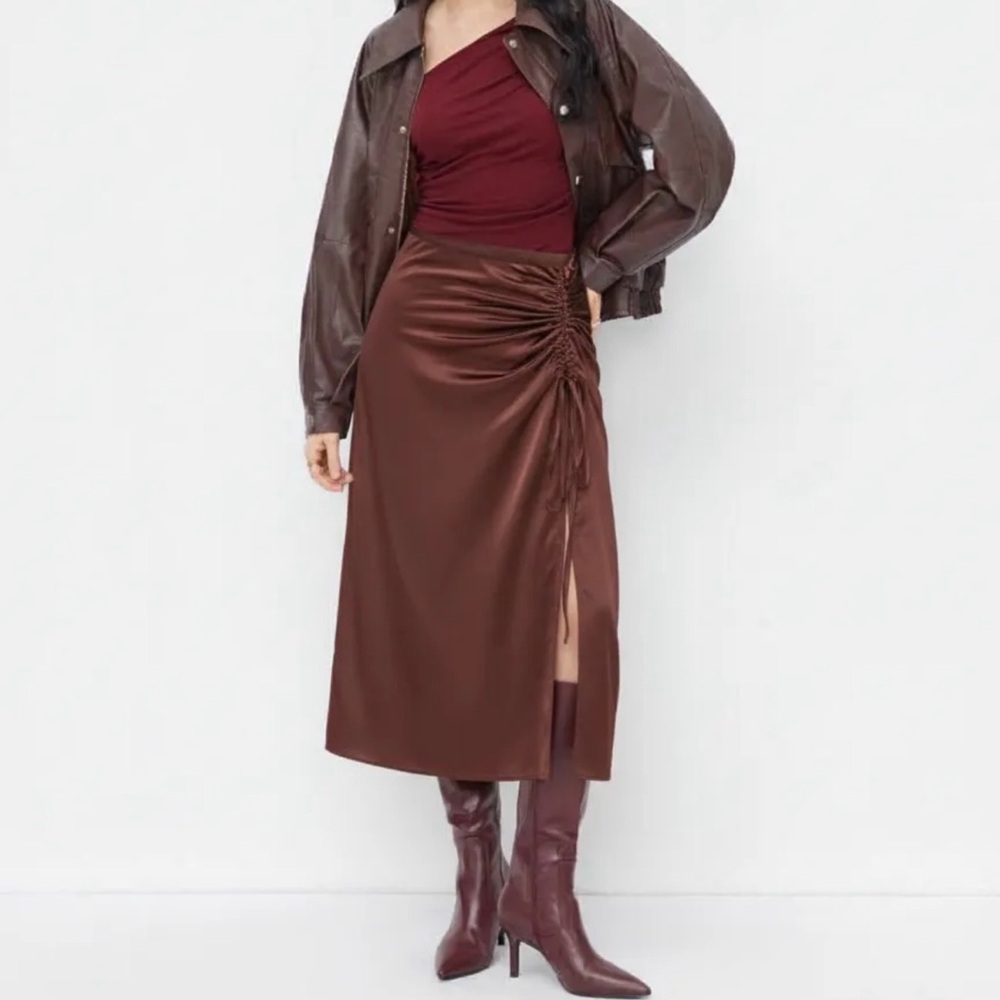 Satin drawstring split mid skirt - Brown color